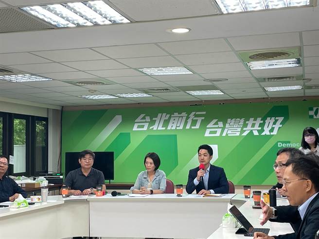 台北市長蔣萬安中午赴民進黨團說明本會期重大議、法案及政策，民進黨團總召簡舒培轉述，會議中討論生育獎勵金、索資、行人地獄及都更等4議題。（劉彥宜攝）