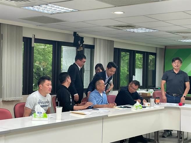 台北市長蔣萬安首次和民進黨團溝通，他表示，和議員進行意見交換心情很好，議員反應很多選區、地方聲音，未來有需要也可以一起幫忙，將政策推動得更周延。（劉彥宜攝）