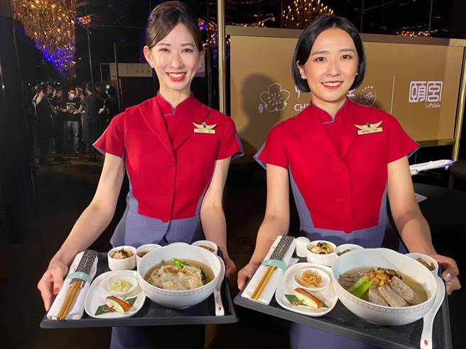 华航与颐宫中餐厅合作推出的豪华商务舱餐点，「芋头鸭丝米粉」（右）与「虾籽云吞捞麵」（左）。（陈佑诚摄）