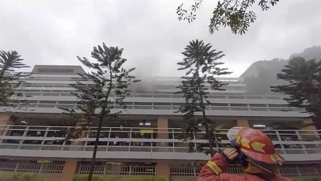 台大实验室失火。（民眾提供）