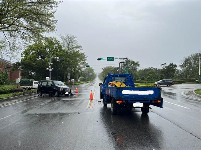 金门1女子开车行经伯玉路与中山路口，疑因视线不佳逆向与小货车发生猛烈对撞。(图／警方提供)