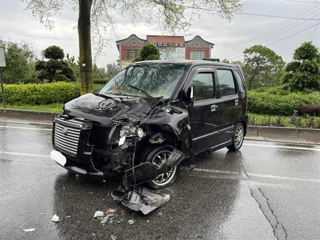 肇事车辆因猛烈撞击，车头毁损严重，不过幸好双方驾驶均仅受轻伤。(图／警方提供)