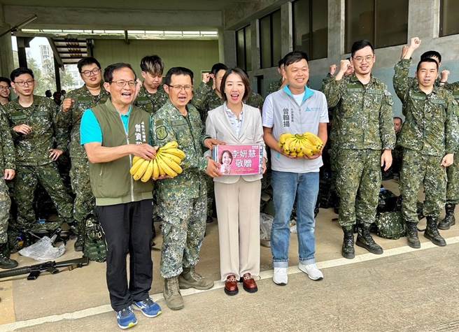 「新制14天教育召集训练」今天进行10公里行军演训，前市议员李妍慧（左三）等人19日到教召现场致赠福利品。（李妍慧提供／陈育贤新竹传真）