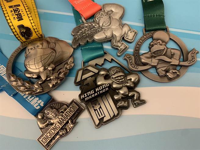 秀姑巒溪泛舟鐵人三項等賽事獎牌，還有Ｑ版金剛馬造型、可愛。（王志偉攝）