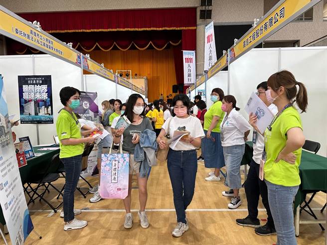 学生前来各机构摊位洽谈求职。（翻摄照片／高雄洪靖宜传真）