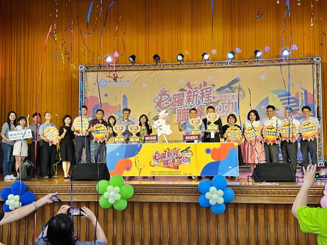 开慕式由林惠贤校长、陈冠位学务长、高雄市劳工局训练就业中心何明信副主任、凤山就业服务站畲怡盈站长、享温馨企业李奇霖总经理等共同插牌启动招「才」兔。（翻摄照片／高雄洪靖宜传真）