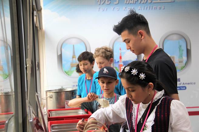 新北市桃子脚国中小经过数月的线上沟通与交流，接待美国硅谷国际学校60位师生入校入班共学4天，这也是新北市史上最多学伴来台交流的一次。（教育局提供）