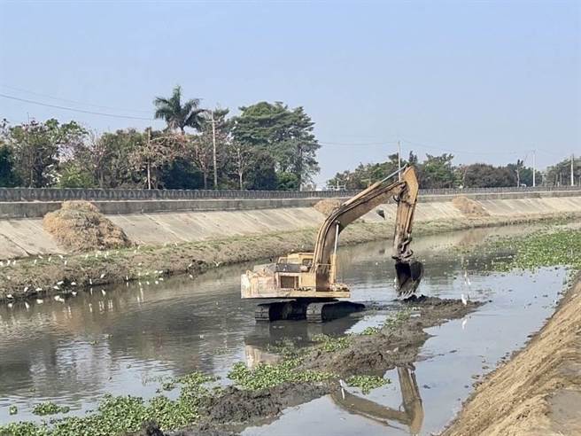 高雄市水利局利用乾旱时期做好清淤工作。（水利局提供／林瑞益高雄传真）