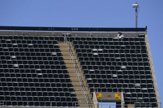 运动家主场上层观眾席有1位球迷观战。（美联社）