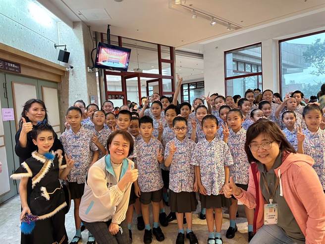 全国师生乡土歌谣比赛18日至24日连续7天于新竹市文化局演艺厅举行，新竹市政府教育处长童凤娇（前左）19日至现场关心来自全国各地的参赛队伍。（新竹市政府提供／陈育贤新竹传真）