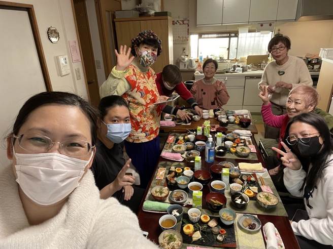 义守大学创设系学生赴日实习，与在地人交流滋养创作灵感，并贴近学习日本文化，厚植能力。（义守大学提供／林雅惠传真）