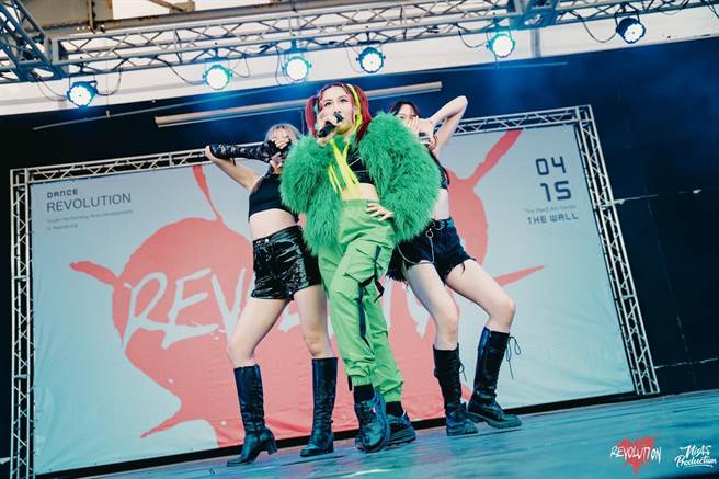 素人唱跳歌手、高雄市国际青年表演艺术发展协会理事长阿咪今年推出个人首张EP《拢麦吵》，MV今晚6时30分将在YT上架。（柯宗纬翻摄）