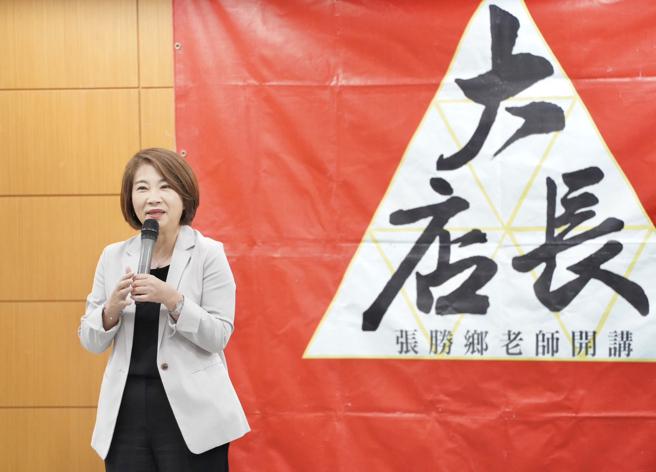 屏东县长周春米勉励学员以大店长七大策略为基础，应用并创新于各行各业，成为未来企业的新种子!(屏东县政府提供)