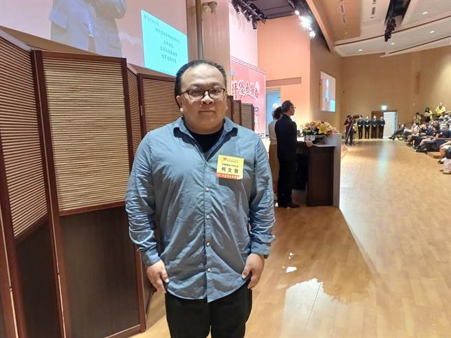 今年41岁的何文发是定期捐血人，20多年来从全血捐血人到捐分离术血小板，累计捐助超过1800次。（王家瑜摄）