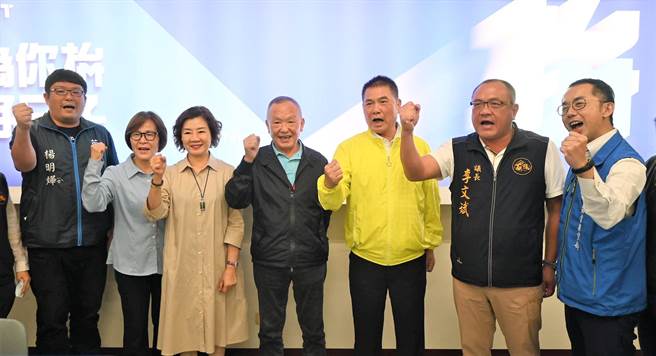 苗栗前县长徐耀昌（中）说动夫人蔡丽卿（左三），并在苗栗县长锺东锦（右三）、议长李文斌（右二）。（李京升摄）