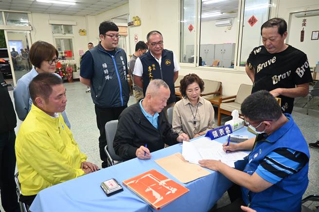 苗栗前县长徐耀昌（中）前往县党部登记参选苗栗第２选区立委。（李京升摄）