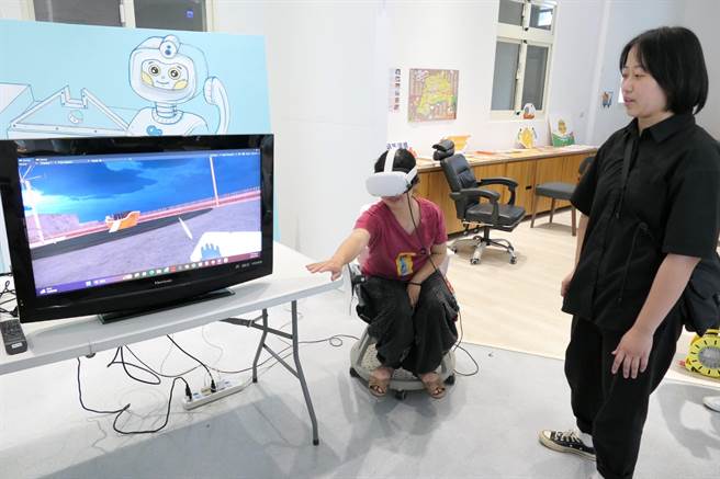 云林县水林乡「顏厝寮聚落空间再造计画」，社区民眾透过XR体验预见空间再造雏型。（张朝欣摄）