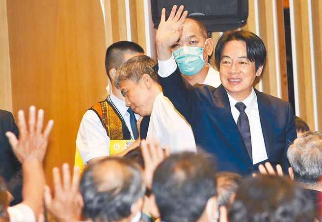 赖清德（右）。（资料照片/范扬光摄）