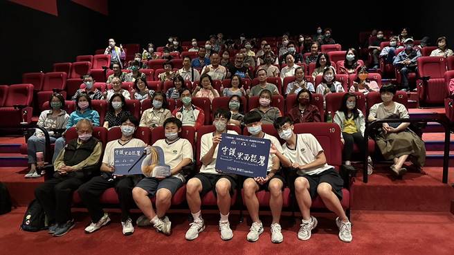 「守护黑面琵鹭」纪录片到花莲首映，1百多位爱鸟人还有学生到场支持。（王志伟摄）