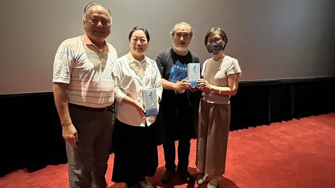 纪录片导演梁皆得与观眾互动，县长徐榛蔚、林管处副处长王怡靖与爱鸟协会都表示感谢。（王志伟摄）