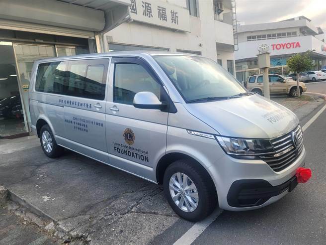 基隆国际狮子会300F区集结基宜花东地区狮友的力量，捐赠一辆糖尿病防治巡迴医疗车给基隆市甜蜜家族关怀协会。（张志康摄）
