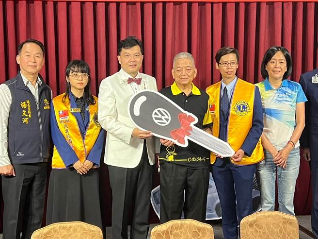 基隆国际狮子会300F区集结基宜花东地区狮友的力量，捐赠一辆糖尿病防治巡迴医疗车给基隆市甜蜜家族关怀协会。（张志康摄）