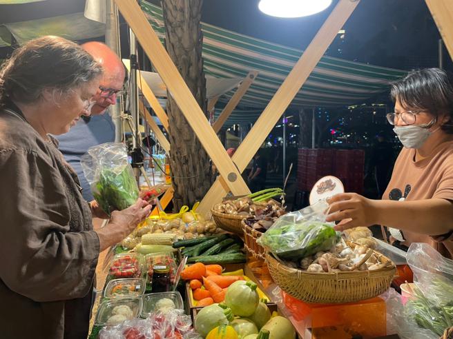 逛神农市集可以参加新鲜直送农特产品免费试吃活动，同时欣赏多项精彩演出，适合大人或小孩一起来同乐！ (高雄市农业局提供)