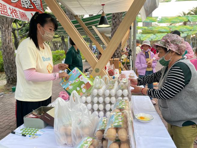 透过神农市集支持在地农业，同时也增进民眾对于食品安全及环保议题的认知。(高雄市农业局提供)