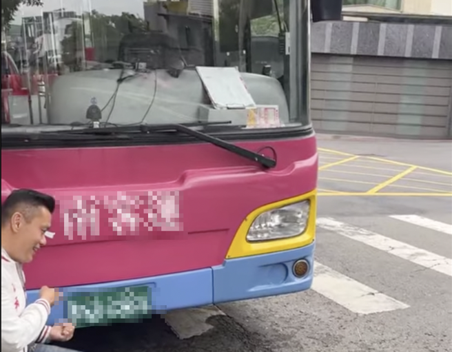 台中市議員江和樹發現有公車司機將車違停在斑馬線及槽化線上後跑去一旁夾娃娃。（翻攝自江和樹臉書）