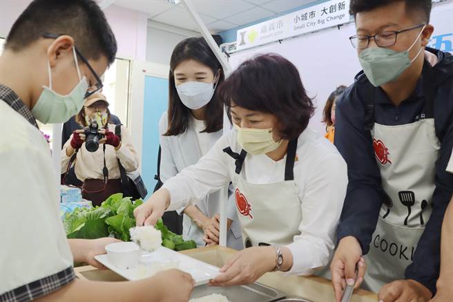 今记者会后，由嘉义市长黄敏惠等来宾亲自为学里打菜，共享营养午餐。（吕妍庭摄）