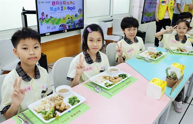 今天的营养午餐主要菜色是鸡肉饭，这道菜色也是嘉义市校园的地方特色菜单。（吕妍庭摄）