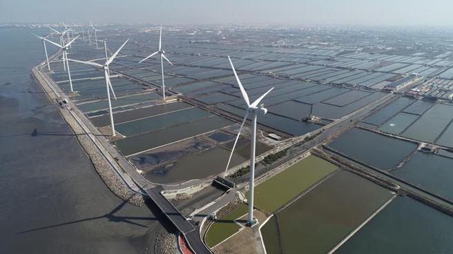 （台泥旗下能元超商与宏碁签约的供电案场为台泥绿能位于彰化的彰旺风力发电机组。图／台泥企业团提供）