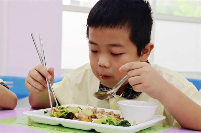 兴安国小学童几乎不挑食，认真吃蔬菜。（吕妍庭摄）