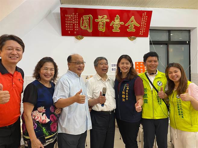 爭取民進黨台中第六選區立委提名的何昆霖(右二)，拜票行程中巧遇前市長胡志強。(何昆霖團隊提供)