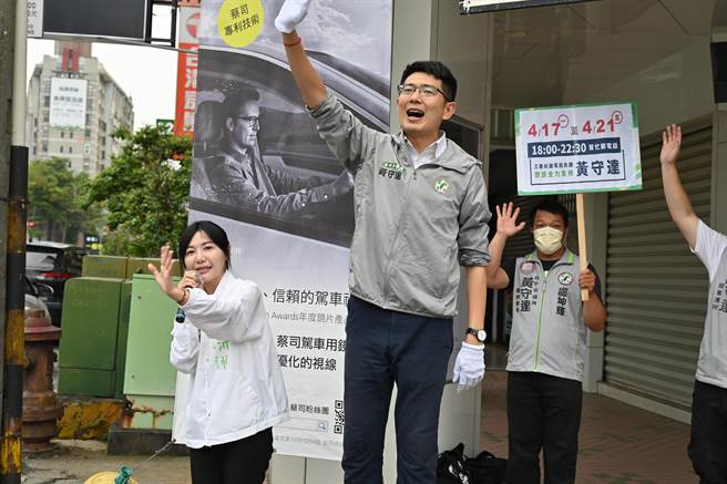 爭取民進黨台中第六選區立委提名的市議員黃守達(前右)，邀台北市議員吳沛憶陪同站路口。(黃守達團隊提供)