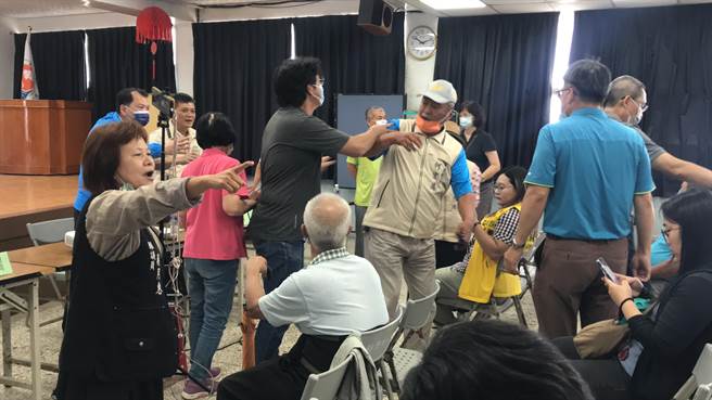 公路总局19日在枋寮乡公所举办第2场「台1线水底寮路段外环道工程」公听会，却因县议员蒋月惠（黑色背心）一再怒呛「政府违法违宪」而挑起支持方与反对方的战火，场面几度差点失控。（谢佳潾摄）