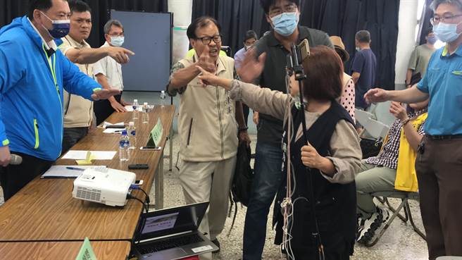 公路总局19日在枋寮乡公所举办第2场「台1线水底寮路段外环道工程」公听会，却因县议员蒋月惠（黑色背心）一再怒呛「政府违法违宪」而挑起支持方与反对方的战火，场面几度差点失控。（谢佳潾摄）