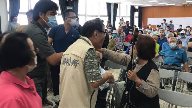 公路总局19日在枋寮乡公所举办第2场「台1线水底寮路段外环道工程」公听会，却因县议员蒋月惠（黑色背心）一再怒呛「政府违法违宪」而挑起支持方与反对方的战火，场面几度差点失控。（谢佳潾摄）