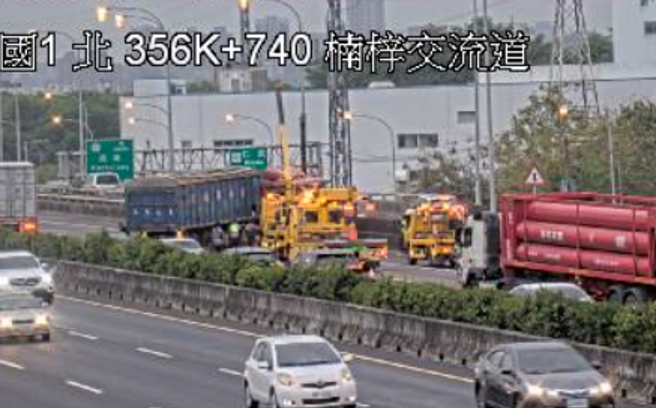 快改道！國1南下楠梓段大貨車撞護欄「折甘蔗」，回堵5km。(翻攝高速公路1968)