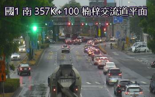 快改道！國1南下楠梓段大貨車撞護欄「折甘蔗」，回堵5km。(翻攝高速公路1968)
