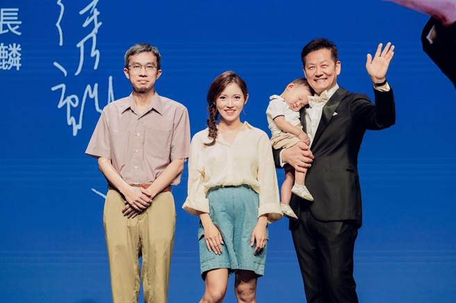 徐乃麟（右起）抱着爱孙与7宝妈网红「林叨囝仔」、台安医院妇产科曾宇泰医师合影。（艾迪昇传播提供）