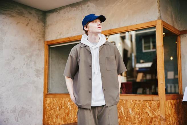 GU透過使用回收自寶特瓶、纖維等製成的再生聚酯纖維(RECYCLE POLYESTER)為原料，製成全新衣物，創造永續循環。（GU提供）