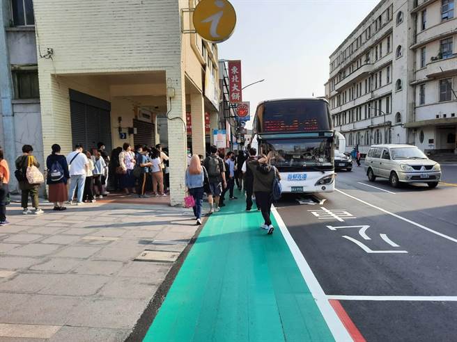 国道客运1573路线获公路总局核定减班，却导致上班尖峰时间大排长龙。基隆市交通处商请业者视状况机动加密班次，纾解了通勤族上班时的压力。（基隆市政府提供／张志康基隆传真）