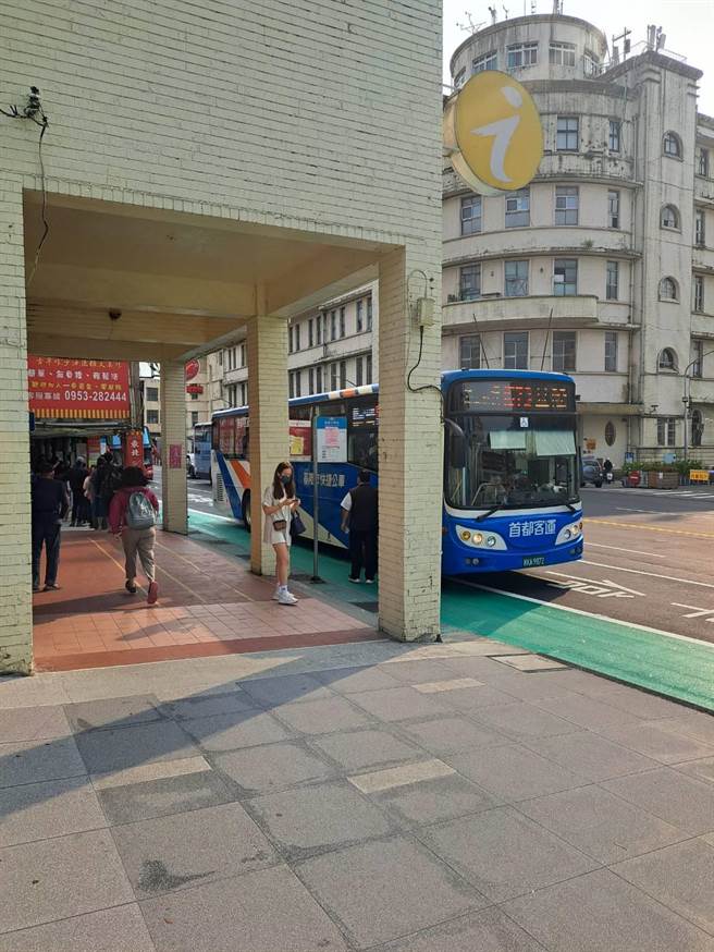 国道客运1573路线获公路总局核定减班，却导致上班尖峰时间大排长龙。基隆市交通处商请业者视状况机动加密班次，纾解了通勤族上班时的压力。（基隆市政府提供／张志康基隆传真）