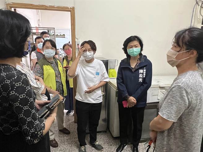 高雄市政府昨晚針對慈暉關懷學園涉嫌違反人權一事組成府級專案調查小組，今日由陳盈秀副秘書長率隊社會局、衛生局、勞工局至本市某關懷學園進行聯合稽查。（高雄市社會局提供／林雅惠傳真）