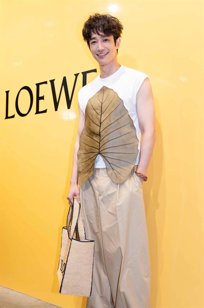 男星劉以豪穿上Loewe立體海芋葉背心，打造悠閒自在的度假造型。（吳松翰攝）