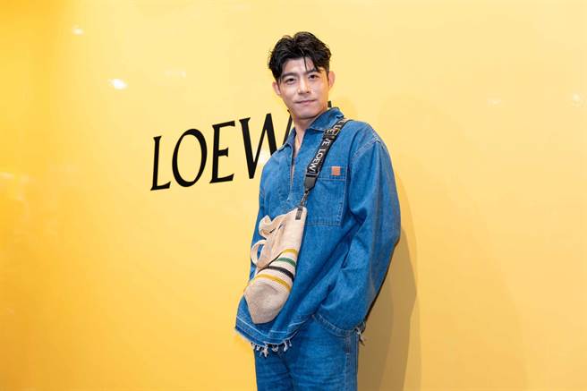 王柏傑以Loewe丹寧布休閒裝束出席活動，他笑說近期放大假超想去夏威夷衝浪。（吳松翰攝）