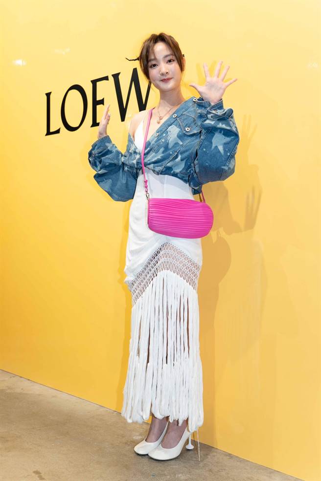 女星王淨的流蘇裙裝超搶眼，還被現場媒體拱跳舞。（吳松翰攝）