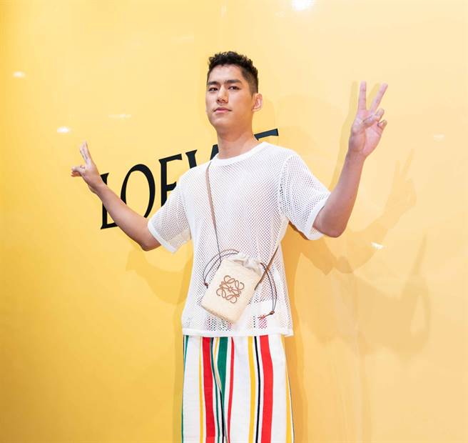 朱軒洋一身條紋與網狀造型相當搶眼。（吳松翰攝）