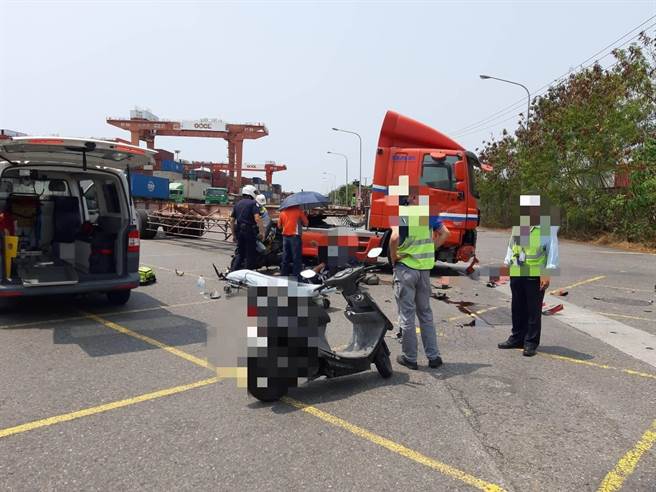 高雄港65号码头今日下午发生一起车祸，机车骑士受伤送医。（翻摄照片／高雄洪靖宜传真）